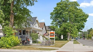 A restaurant with outdoor seating, a sidewalk, and a street. - 1BR I King + Sofa I Walk Shops + DT TC (Traverse City)