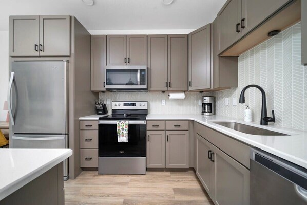 Kylskåp, mikrovågsugn, ugn och spishäll