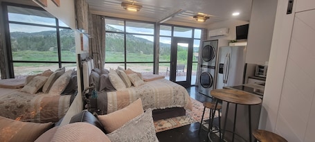 1 bedroom, iron/ironing board, WiFi, bed sheets. Envase Casa Casita Unit B Near Zion & Bryce