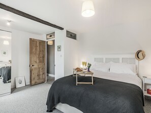 4 bedrooms, free WiFi, bed sheets - 4 bedroom accommodation in Bacton, Norwich (Bacton, Norwich)