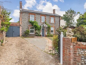 Exterior - 4 bedroom accommodation in Bacton, Norwich (Bacton, Norwich)