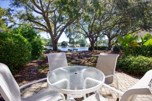 Outdoor dining - Serenity Awaits: 2BR w/ Golf Cart in Sandestin (Miramar Beach)