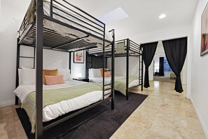 5 chambres, fer et planche à repasser, Wi-Fi, draps fournis