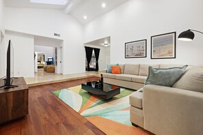 TV, books, offices - Poway Retreat | Hot Tub, Big Back Deck & Games! (Poway)