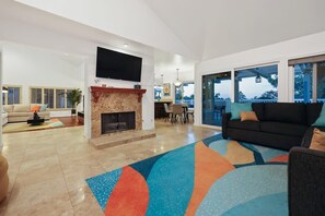 TV, books, offices - Poway Retreat | Hot Tub, Big Back Deck & Games! (Poway)