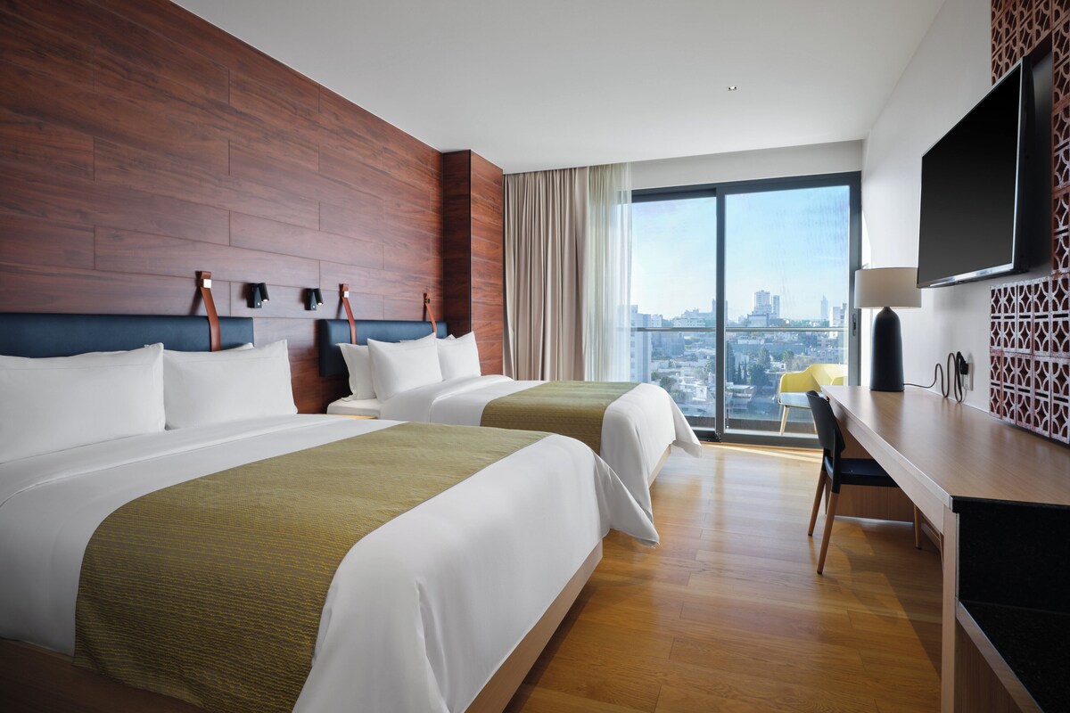標準客房, 2 張加大雙人床 (High Floor) | 高級寢具、免費迷你吧、客房內保險箱、書桌