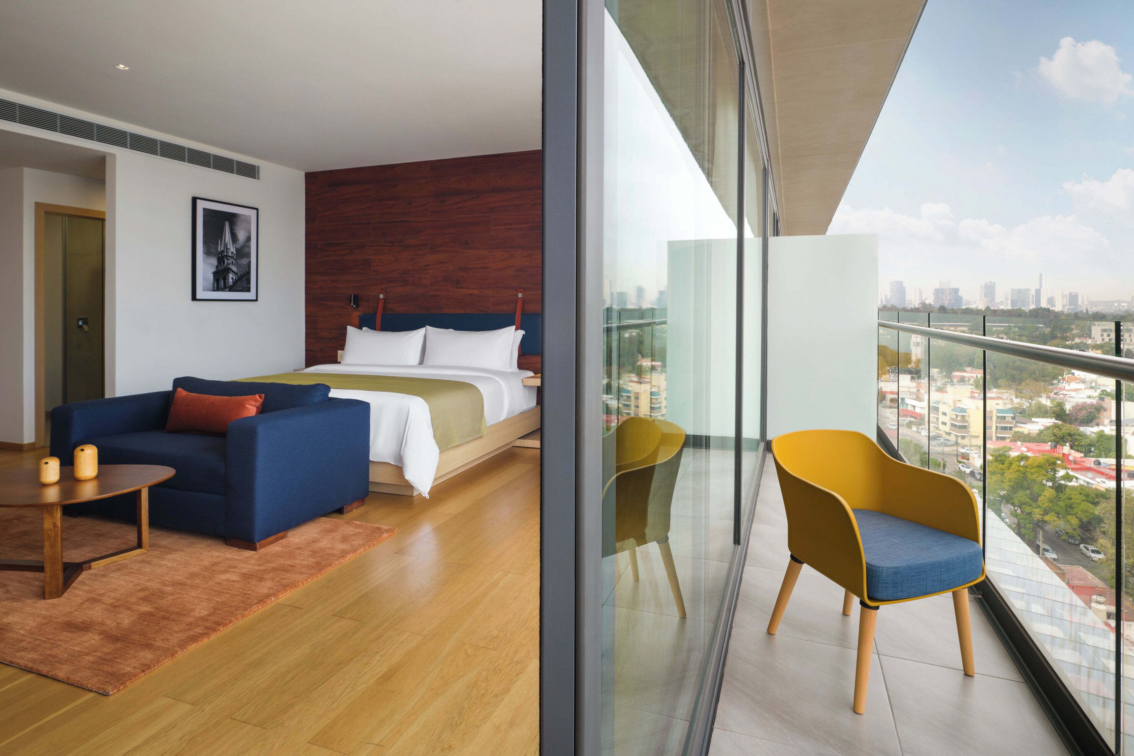 Camera Premium, 1 letto king (Mid Floor) | Minibar con snack e bevande gratuite, una cassaforte in camera