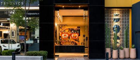 A entrada do VOCO An IHG Hotel Guadalajara Neruda, com fachada moderna e entrada de vidro.