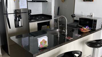 Refrigerador, microondas, horno y parrilla de estufa