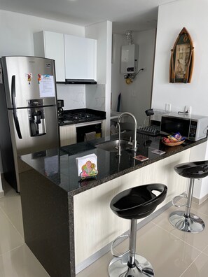 Refrigerador, microondas, horno y parrilla de estufa