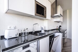 Fridge, microwave, oven, stovetop - Anato Apartment, Wifi, AC !new! (Lisboa)