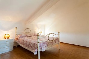 1 bedroom, bed sheets