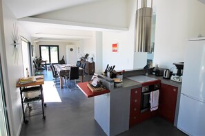 Een koelkast, een microgolfoven, een oven, een kookplaat