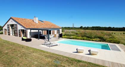 Villa La Grange, Large charming holiday home with 10 sleeps and heated pool