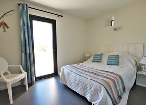 5 slaapkamers, een strijkplank/strijkijzer, reisbedje, wifi