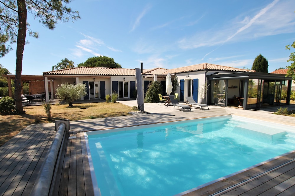 Villa Les Hautes Mers, modern and spacious, for 8, with heated pool
