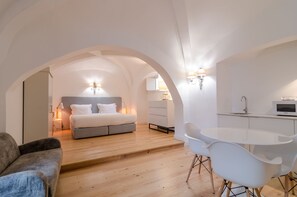 Un dormitorio moderno con cama, lámparas de noche, un escritorio y una silla.