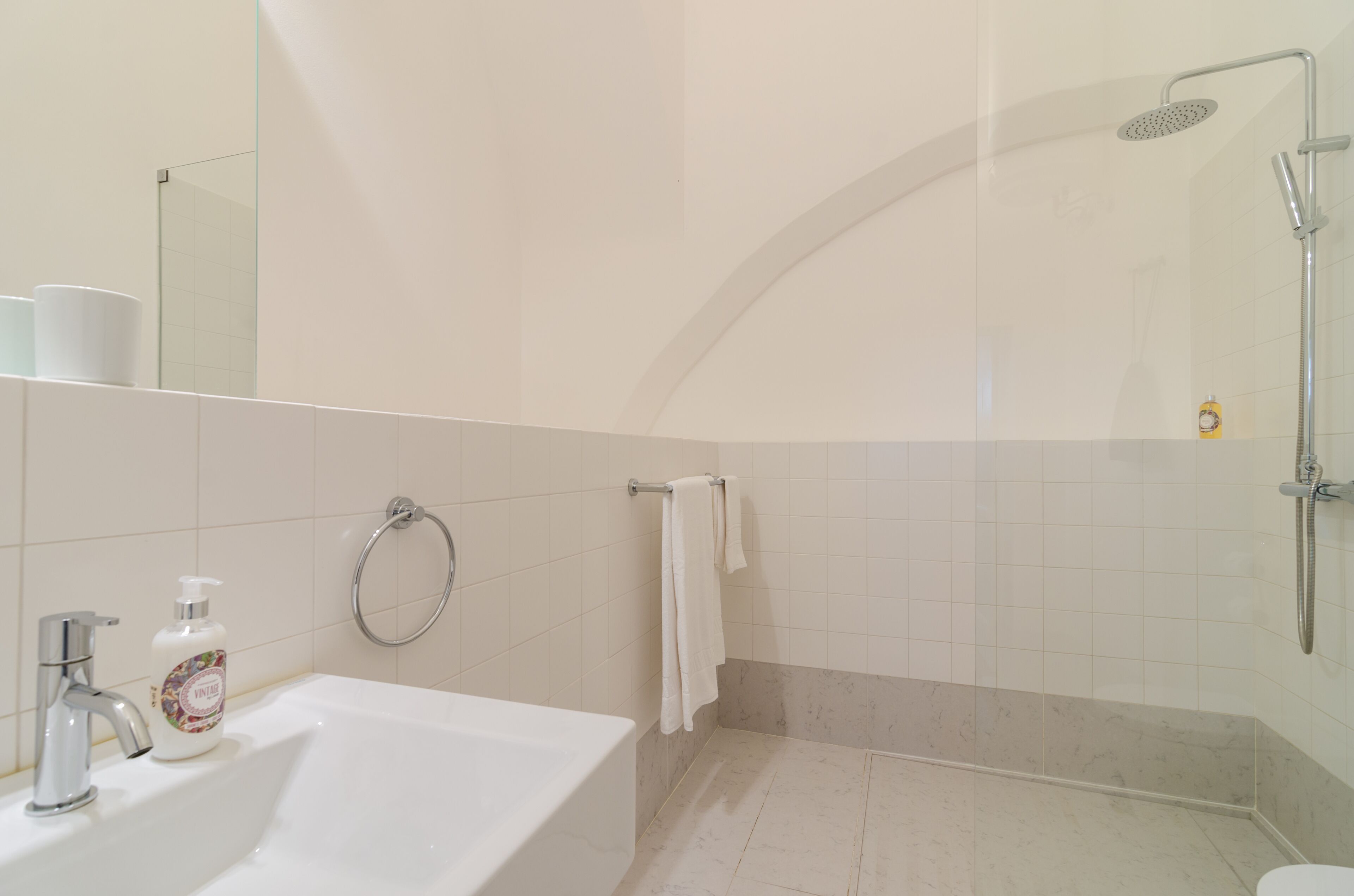 Un baño moderno con bañera, ducha y retrete.