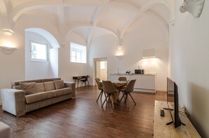 Apartamento superior | Cozinha privada | Geladeira, micro-ondas, chaleira elétrica, cadeirão de bebê