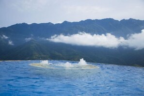 Un cuerpo de agua con un paisaje montañoso al fondo.