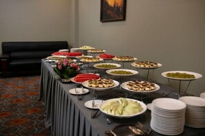 Una mesa de buffet con diversos alimentos y platos.