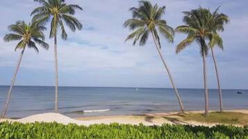 Beach nearby, sun-loungers, beach towels