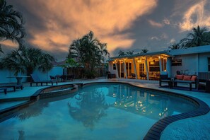 Utomhuspool och uppvärmd pool