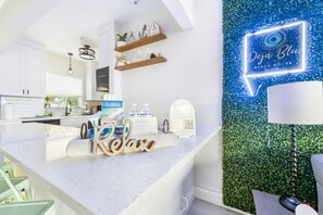 ثلاجة، ميكروويف، فرن، موقد طهي مسطح