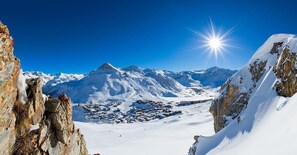 A snow-covered mountain landscape with rocky outcrops and a clear blue sky. - 100m from resort center, 1st floor, balcony, ski locker, 14m², Tignes (Tignes)