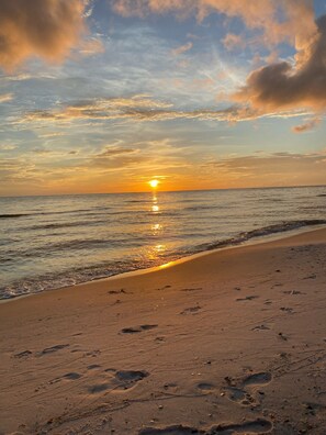 En la playa, camastros y toallas de playa 