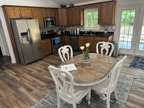 Réfrigérateur, four à micro-ondes, un four, surface de cuisson