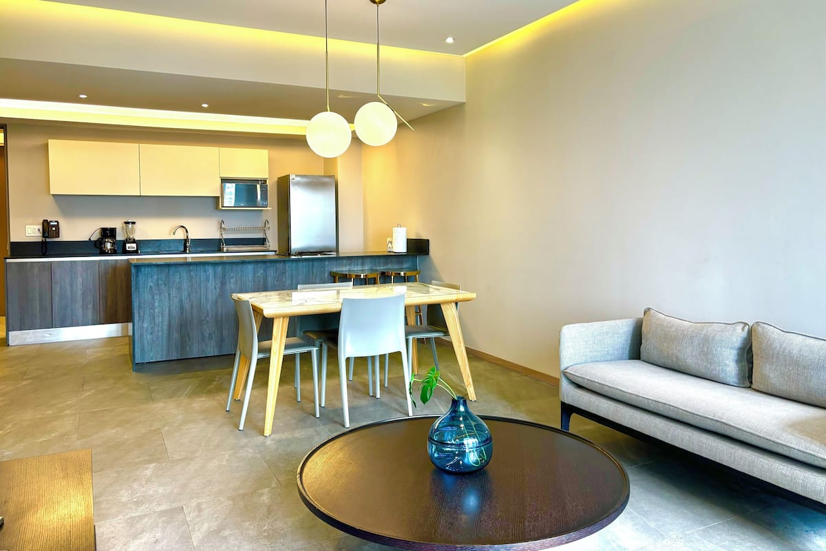 Standaard appartement, 2 slaapkamers | Woonruimte | Een 50-inch televisie met digitale zenders