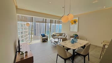 Habitación superior | Área de sala de estar | Televisión de 50 pulgadas con canales digitales