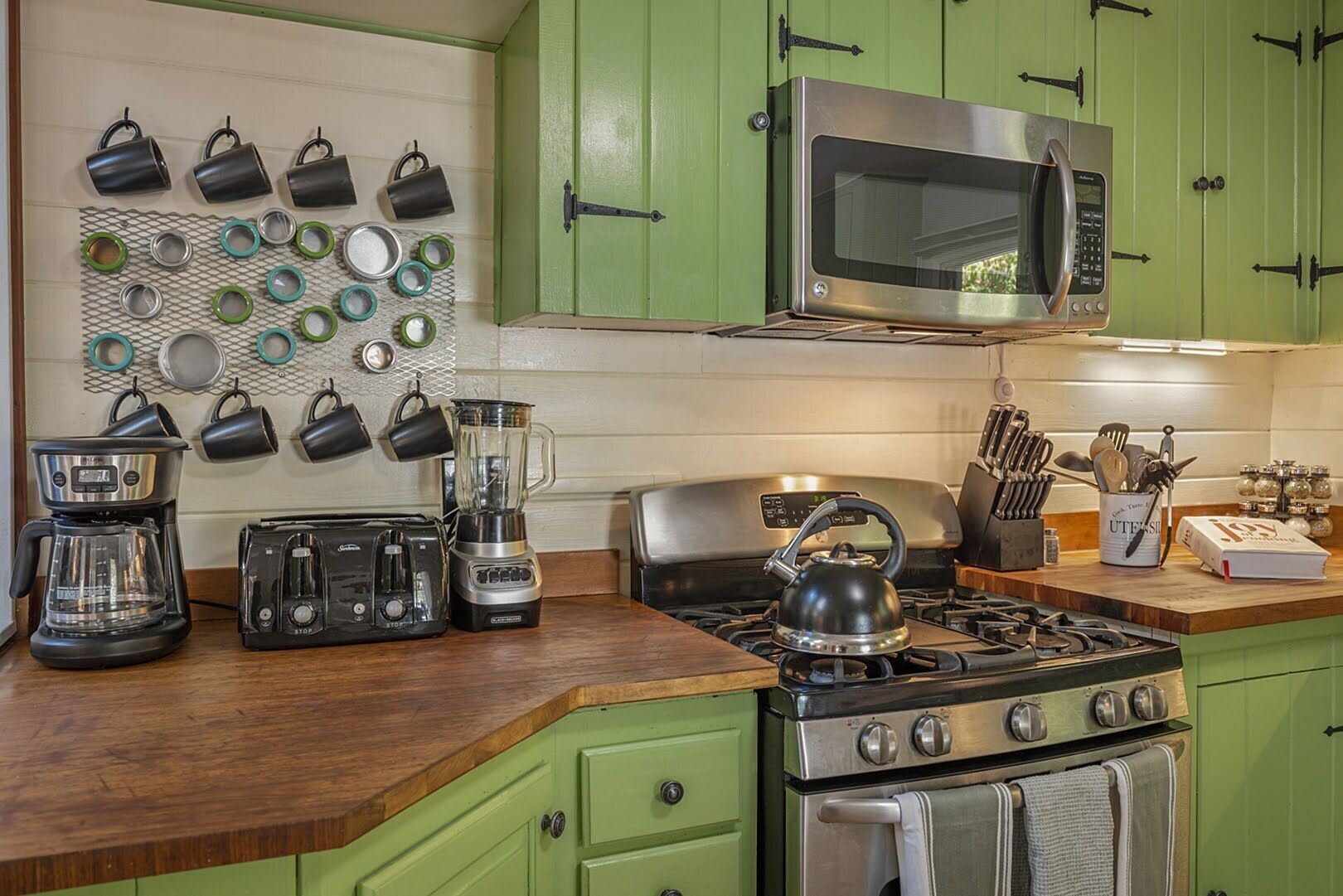 Salmon House is incredibly family-friendly! Hot tub! Games! Walk to River! Woof!