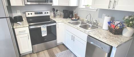 Een koelkast, een magnetron, een oven, een kookplaat