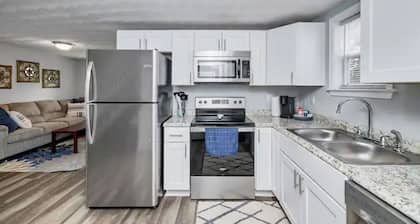 Comfortable & Private 2 Bedrm Cottage w/ King bed.