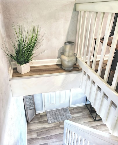 Comfortable & Private 2 Bedrm Cottage w/ King bed.