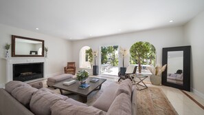 TV connectée, cheminée, chaîne hi-fi, espaces bureaux