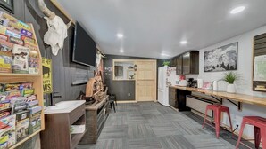 Una cocina compacta con encimera de madera, un refrigerador y un microondas.