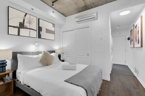 1 makuuhuone, työpöytä, silitysrauta/-lauta, vauvan matkasänky