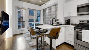 Una cocina moderna con comedor, ventanas amplias y vistas al exterior.