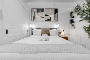 1 bedroom, desk, iron/ironing board, WiFi - Suite 407 Downtown Montreal | W/ Balcony, Queen Bed, Sofa Bed, Parking & 55` TV (Montréal)