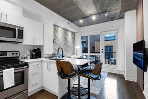 Fridge, microwave, oven, stovetop - Impeccable Parc Avenue Pad (Montréal)