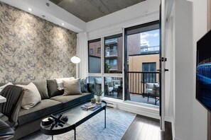 TV - Suite 407 Downtown Montreal | W/ Balcony, Queen Bed, Sofa Bed, Parking & 55` TV (Montréal)