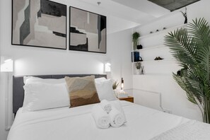 1 habitación, escritorio, tabla de planchar con plancha y wifi 
