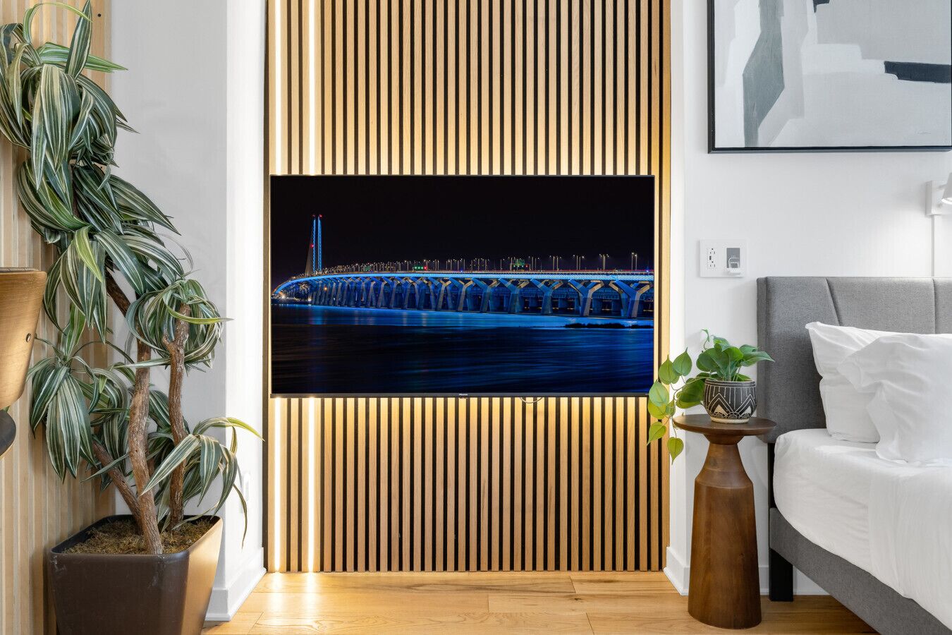 1 chambre, bureau, fer et planche à repasser, lit parapluie