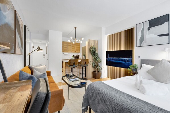 1 habitación, escritorio, tabla de planchar con plancha y cuna de viaje