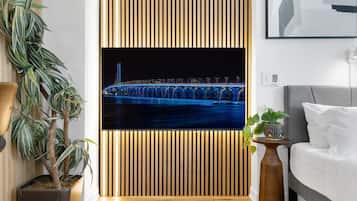 1 chambre, bureau, fer et planche à repasser, lit de bébé portatif