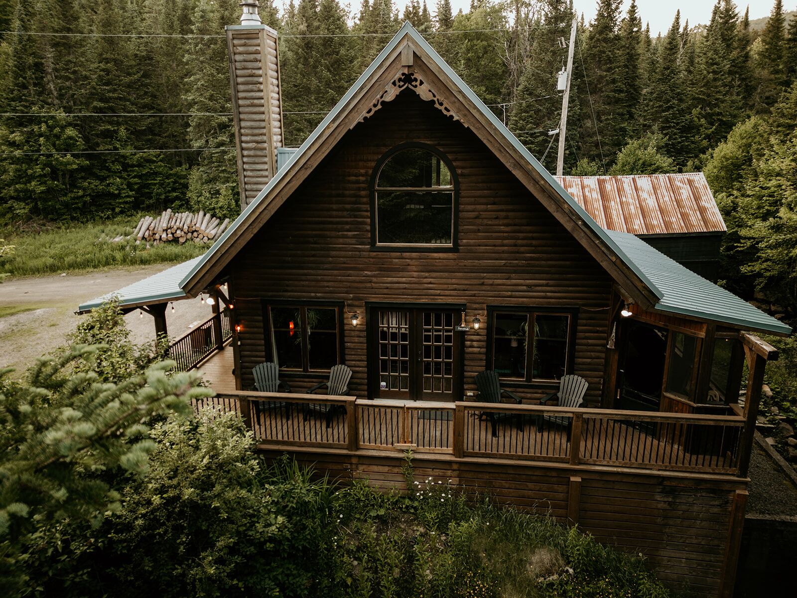 *AVEC LES SAPINS, SANS VOISIN ET UN RUISSEAU: ENDROIT UNIQUE À QUÉBEC*