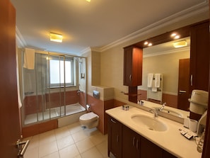 Superior-Dreibettzimmer, Nichtraucher, Stadtblick | Badezimmer | Dusche, Regendusche, kostenlose Toilettenartikel, Haartrockner